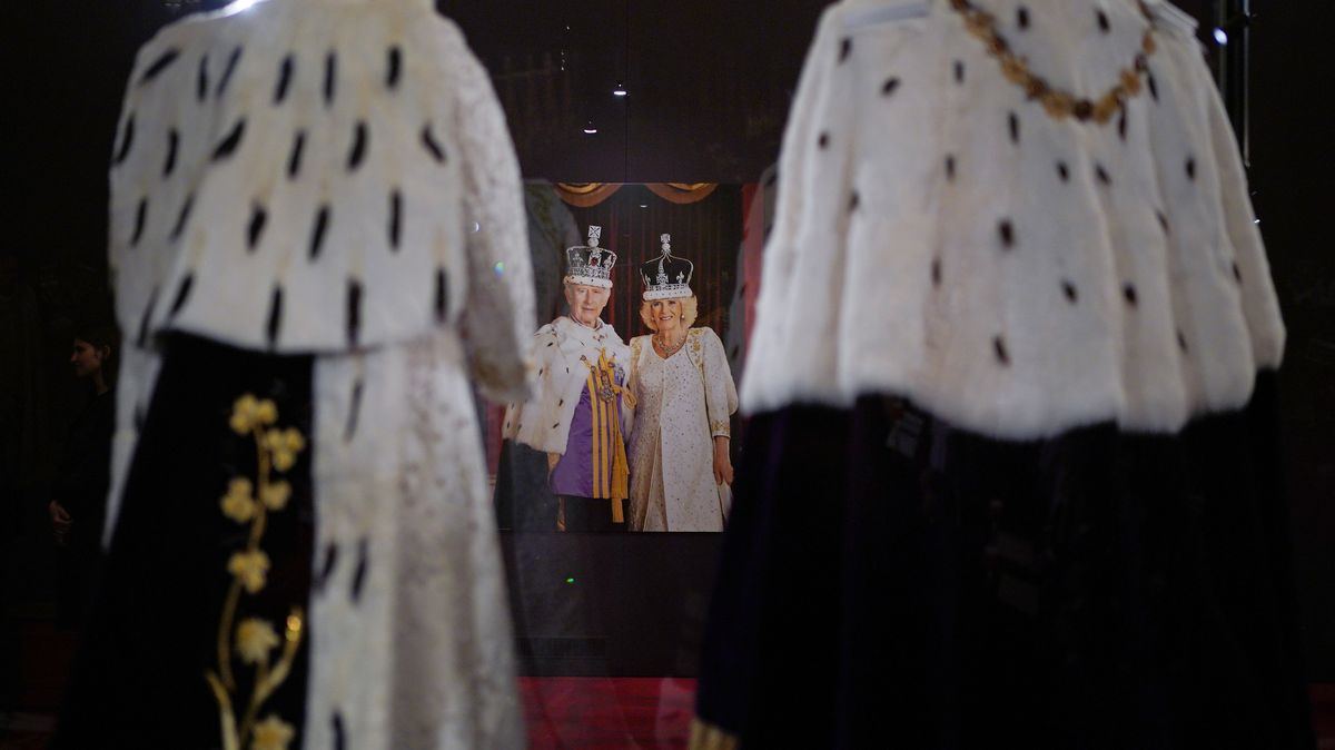 Fotky: V Buckinghamském paláci vystavili korunovační róby krále a jeho choti